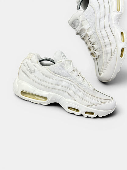 Nike Air Max 95 Triple White — buty sportowe męskie w bardzo dobrym stanie rozmiar 44.5, zewnętrzny panel prawego buta