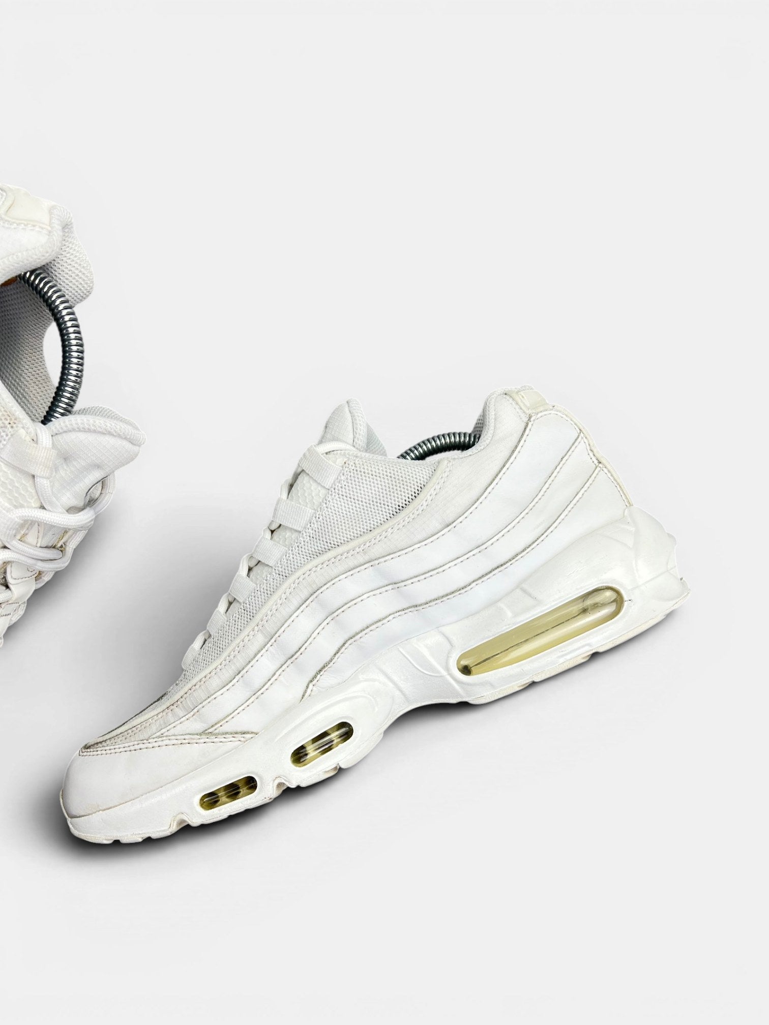 Nike Air Max 95 Triple White — buty sportowe męskie w bardzo dobrym stanie rozmiar 44.5, wewnętrzny panel prawego buta