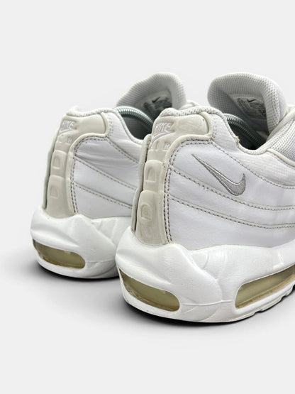 Nike Air Max 95 Triple White — buty sportowe męskie w bardzo dobrym stanie rozmiar 44.5, widok z tyłu