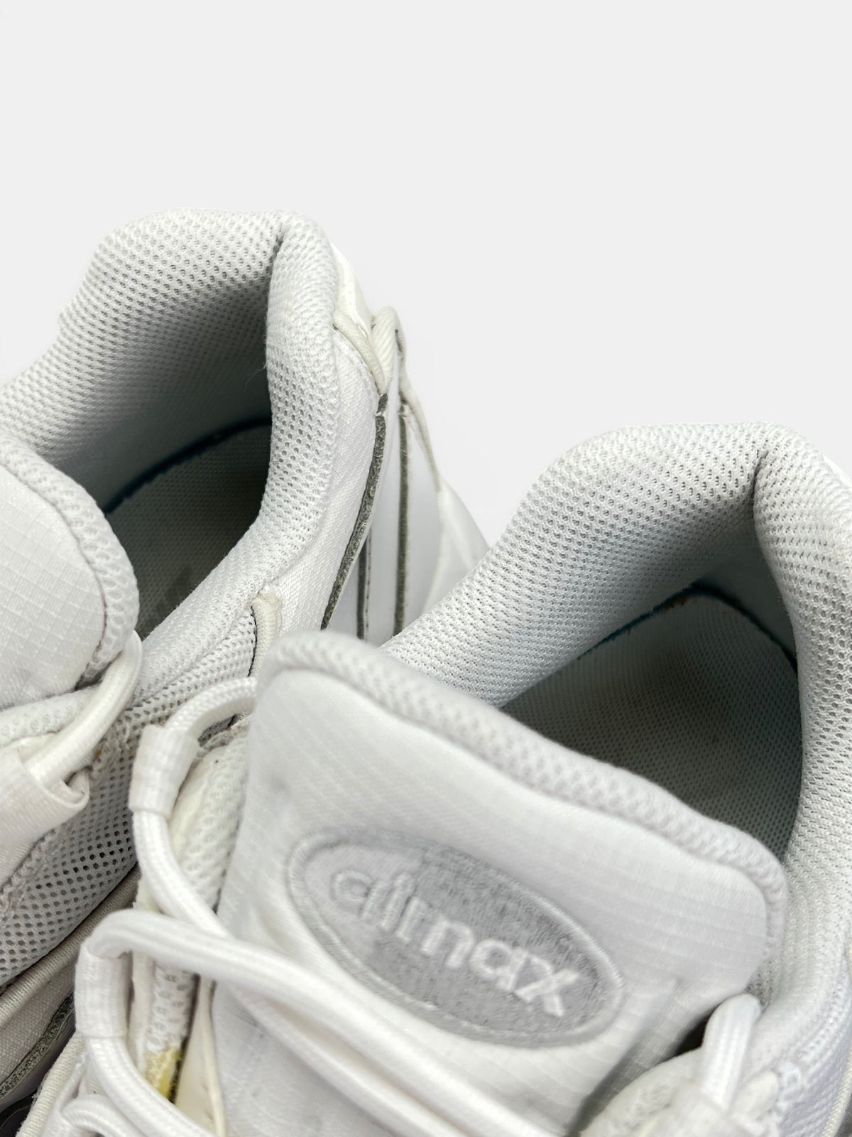 Nike Air Max 95 Triple White — buty sportowe męskie w bardzo dobrym stanie rozmiar 44.5, zapiętki butów