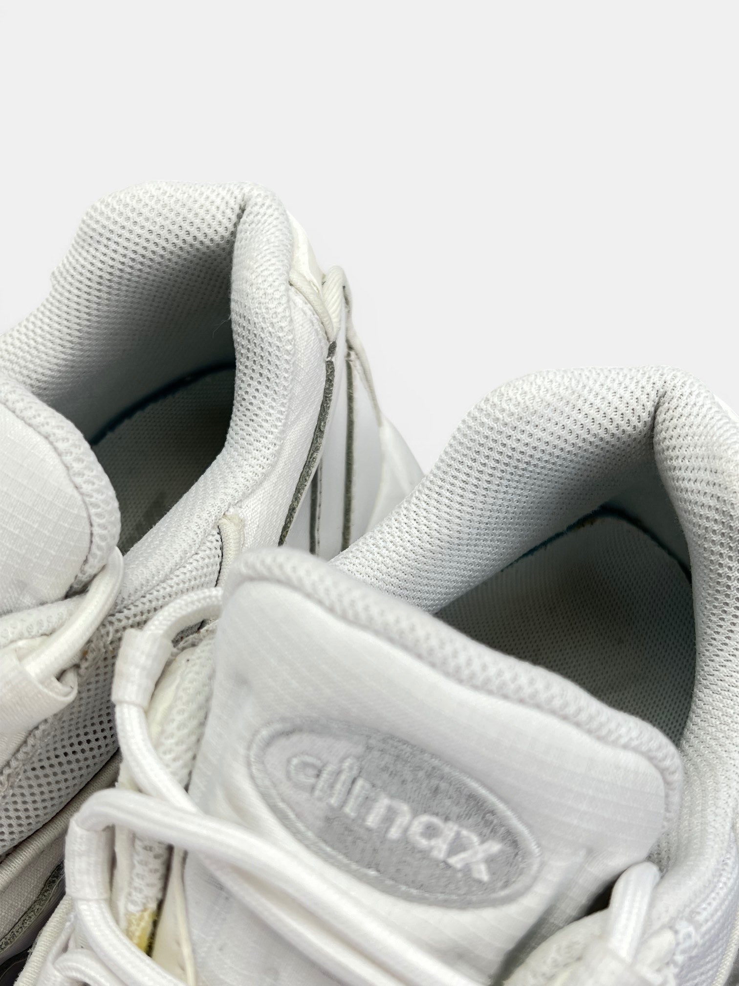 Nike Air Max 95 Triple White — buty sportowe męskie w bardzo dobrym stanie rozmiar 44.5, zapiętki butów