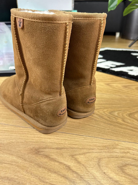 EMU Australia Wallaby Lo Teens Black — buty sportowe damskie w bardzo dobrym stanie rozmiar 37, widok z boku