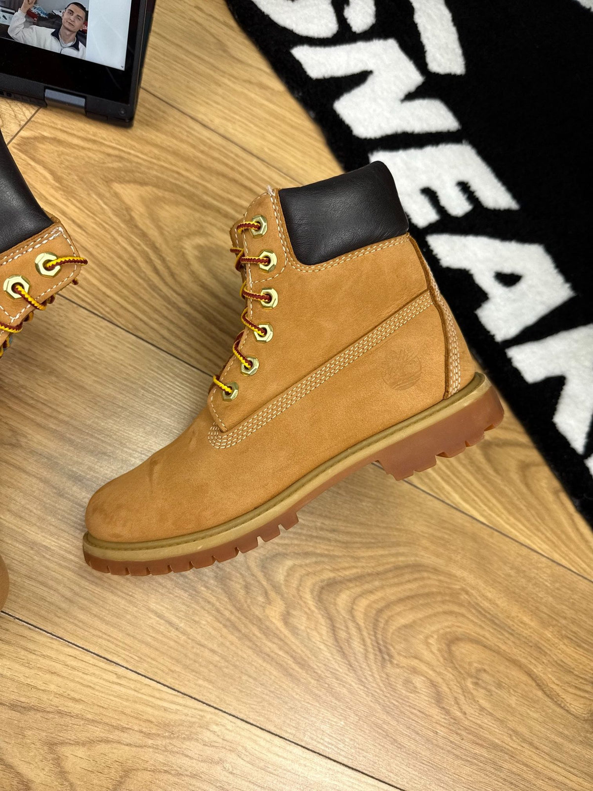 Timberland Premium 6-Inch Boot Wheat Nubuck — buty zimowe damskie w bardzo dobrym stanie rozmiar 37, widok z góry na zewnętrzną stronę butów