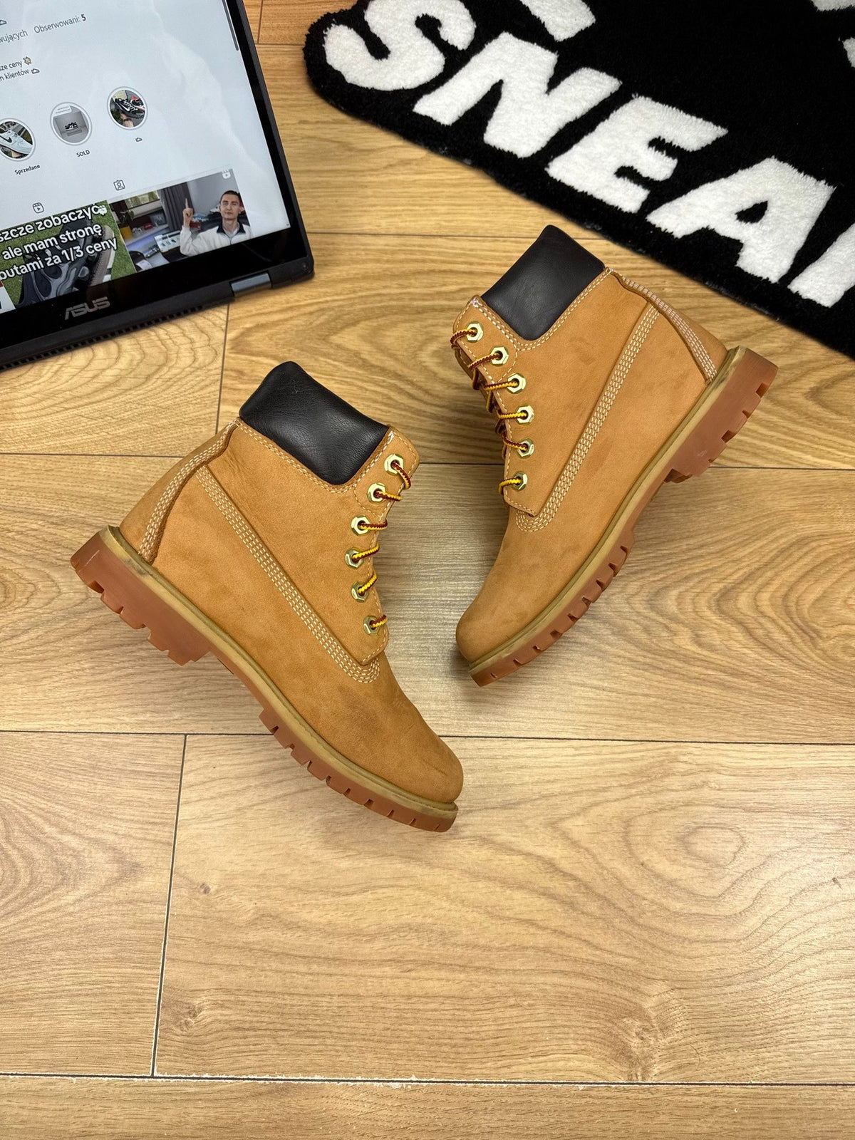 Timberland Premium 6-Inch Boot Wheat Nubuck — buty zimowe damskie w bardzo dobrym stanie rozmiar 37, zewnętrzny panel prawego buta