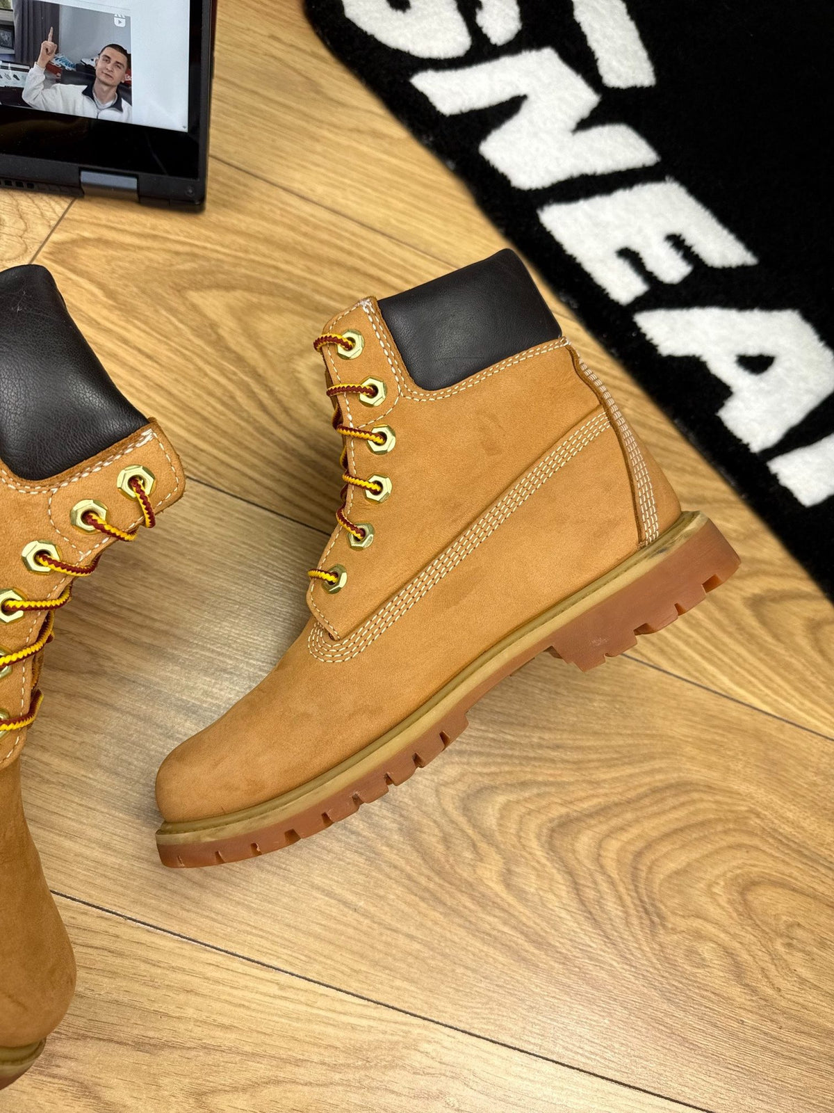 Timberland Premium 6-Inch Boot Wheat Nubuck — buty zimowe damskie w bardzo dobrym stanie rozmiar 37, widok z góry na wewnętrzną stronę butów
