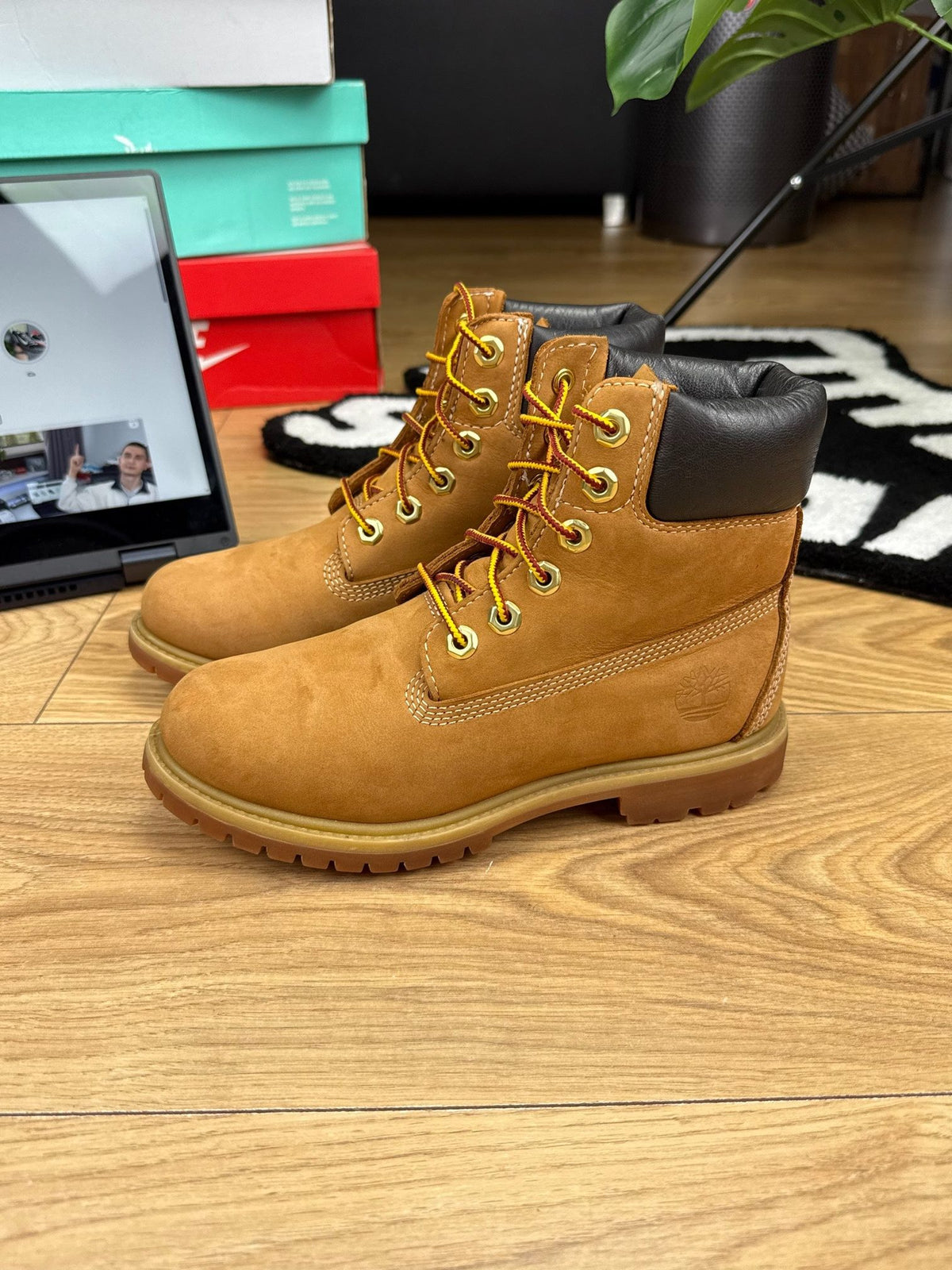 Timberland Premium 6-Inch Boot Wheat Nubuck — buty zimowe damskie w bardzo dobrym stanie rozmiar 37, wewnętrzny panel lewego buta