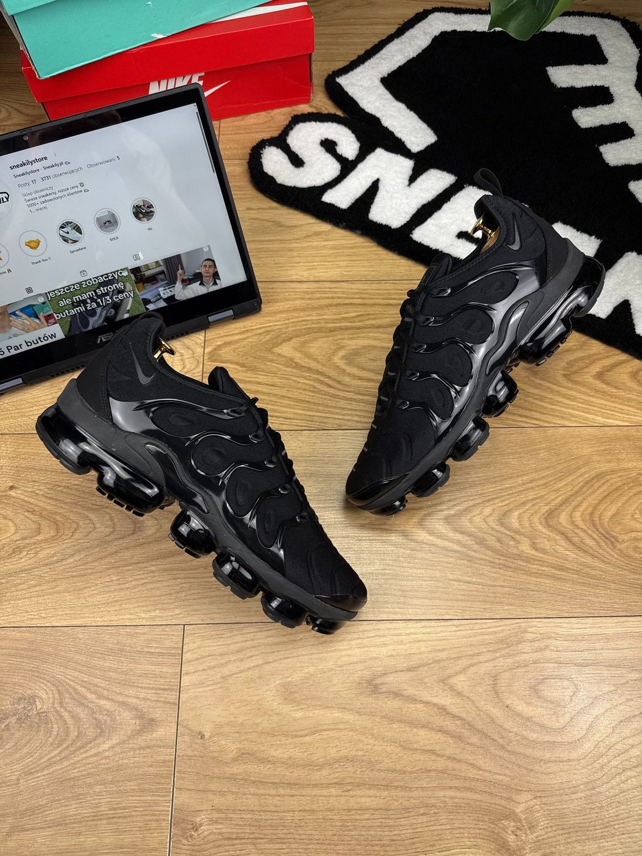 Nike Air VaporMax Plus Triple Black — buty sportowe męskie w bardzo dobrym stanie rozmiar 45.5, widok z góry na zewnętrzną stronę butów
