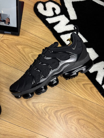 Nike Air VaporMax Plus Triple Black — buty sportowe męskie w bardzo dobrym stanie rozmiar 45.5, zewnętrzny panel lewego buta