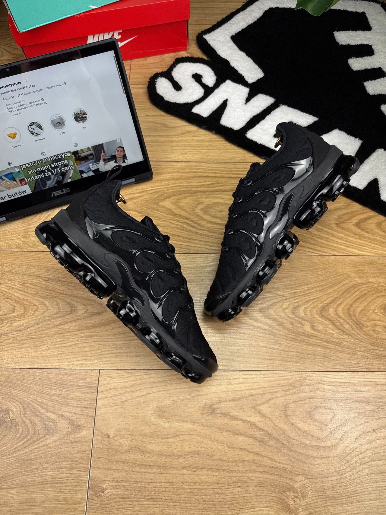 Nike Air VaporMax Plus Triple Black — buty sportowe męskie w bardzo dobrym stanie rozmiar 45.5, widok z góry na wewnętrzną stronę butów