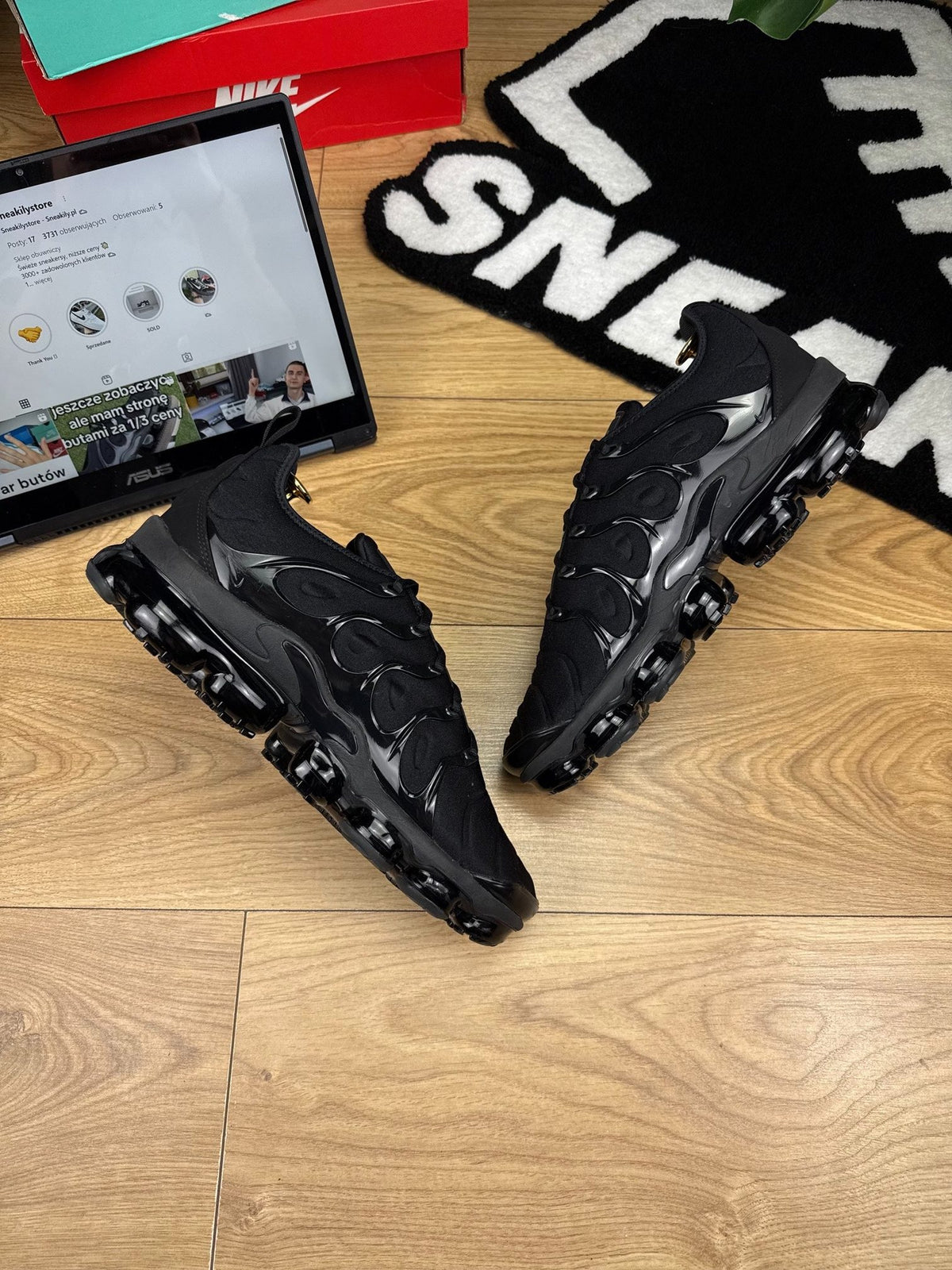 Nike Air VaporMax Plus Triple Black — buty sportowe męskie w bardzo dobrym stanie rozmiar 45.5, widok z góry na wewnętrzną stronę butów