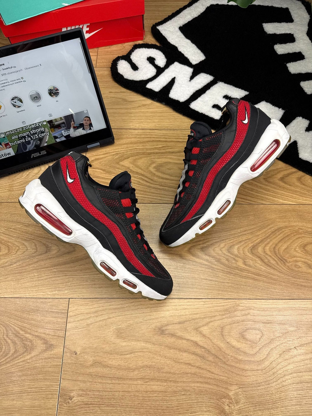 Nike Air Max 95 Essential Bred — buty sportowe męskie w bardzo dobrym stanie rozmiar 44, widok z góry na zewnętrzną stronę butów
