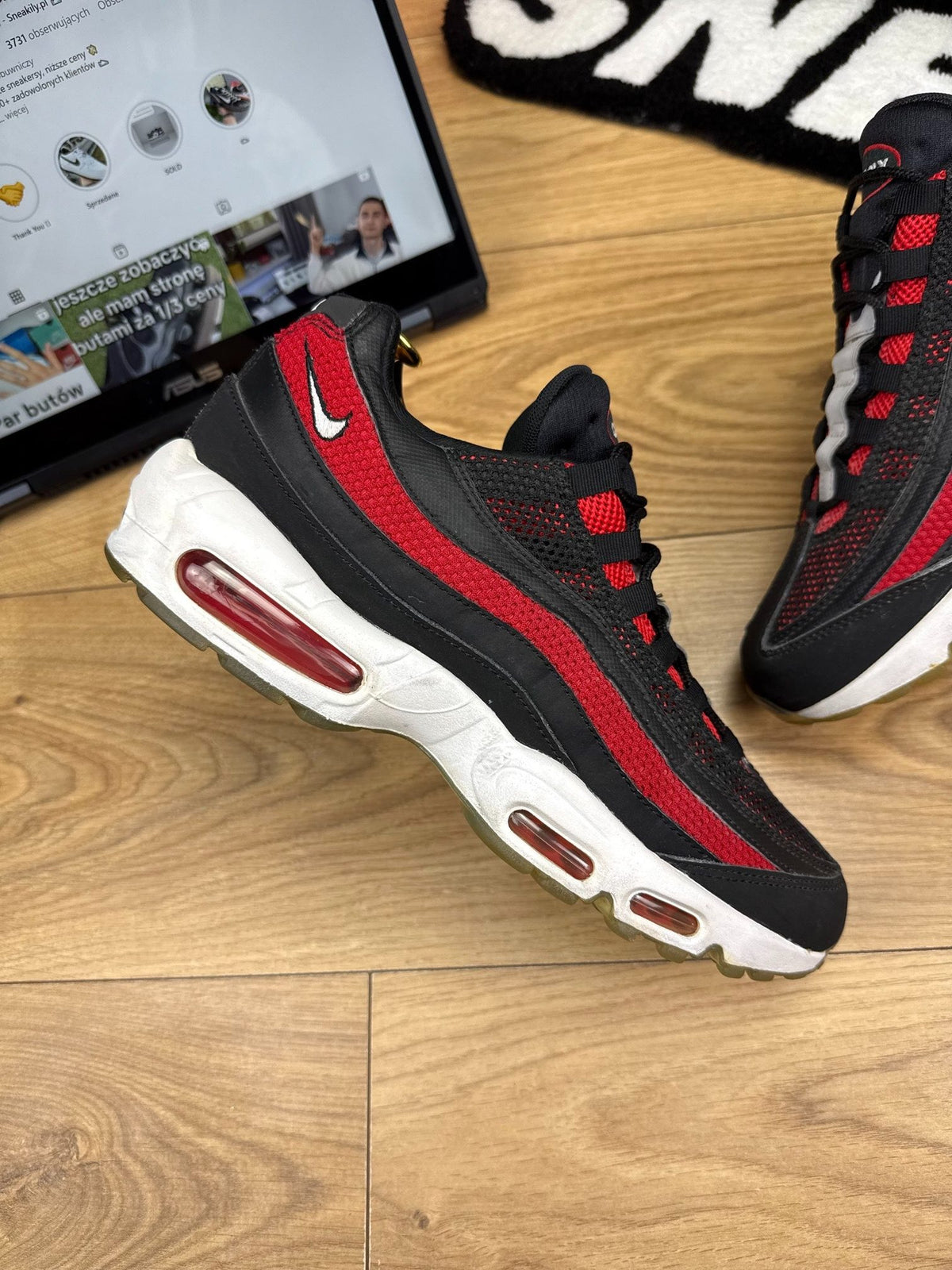 Nike Air Max 95 Essential Bred — buty sportowe męskie w bardzo dobrym stanie rozmiar 44, zewnętrzny panel prawego buta