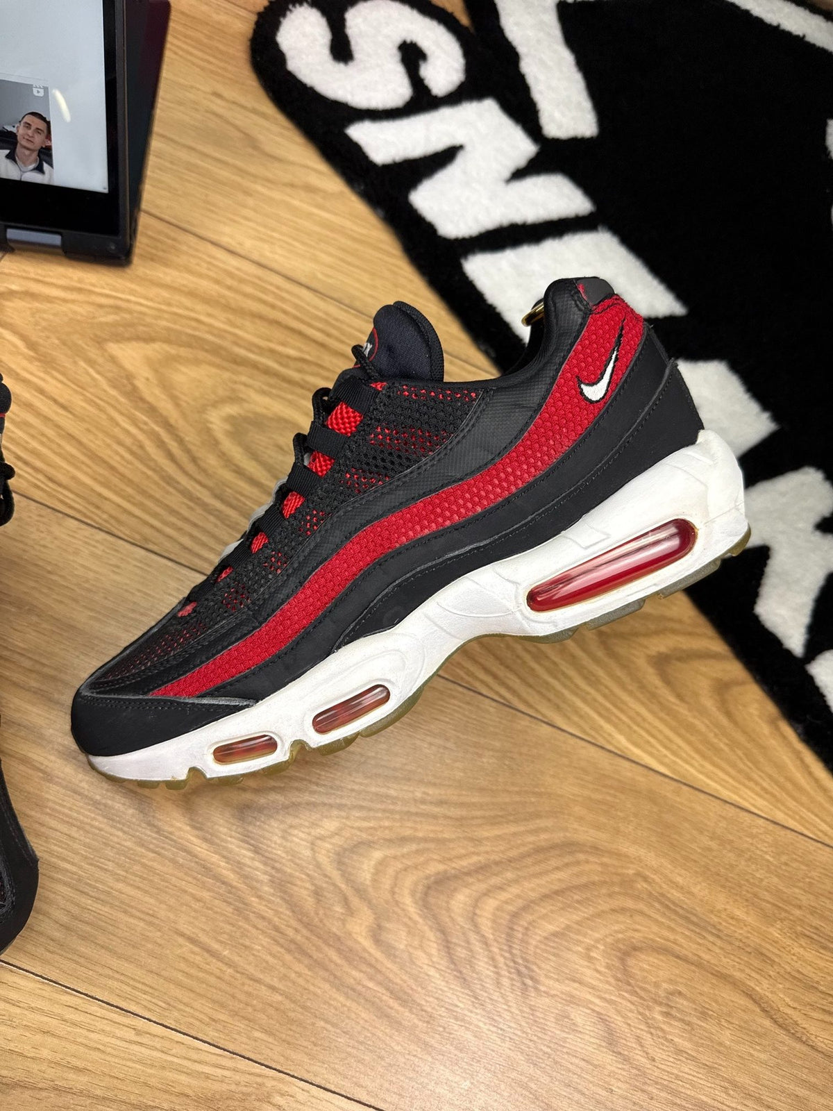 Nike Air Max 95 Essential Bred — buty sportowe męskie w bardzo dobrym stanie rozmiar 44, zewnętrzny panel lewego buta