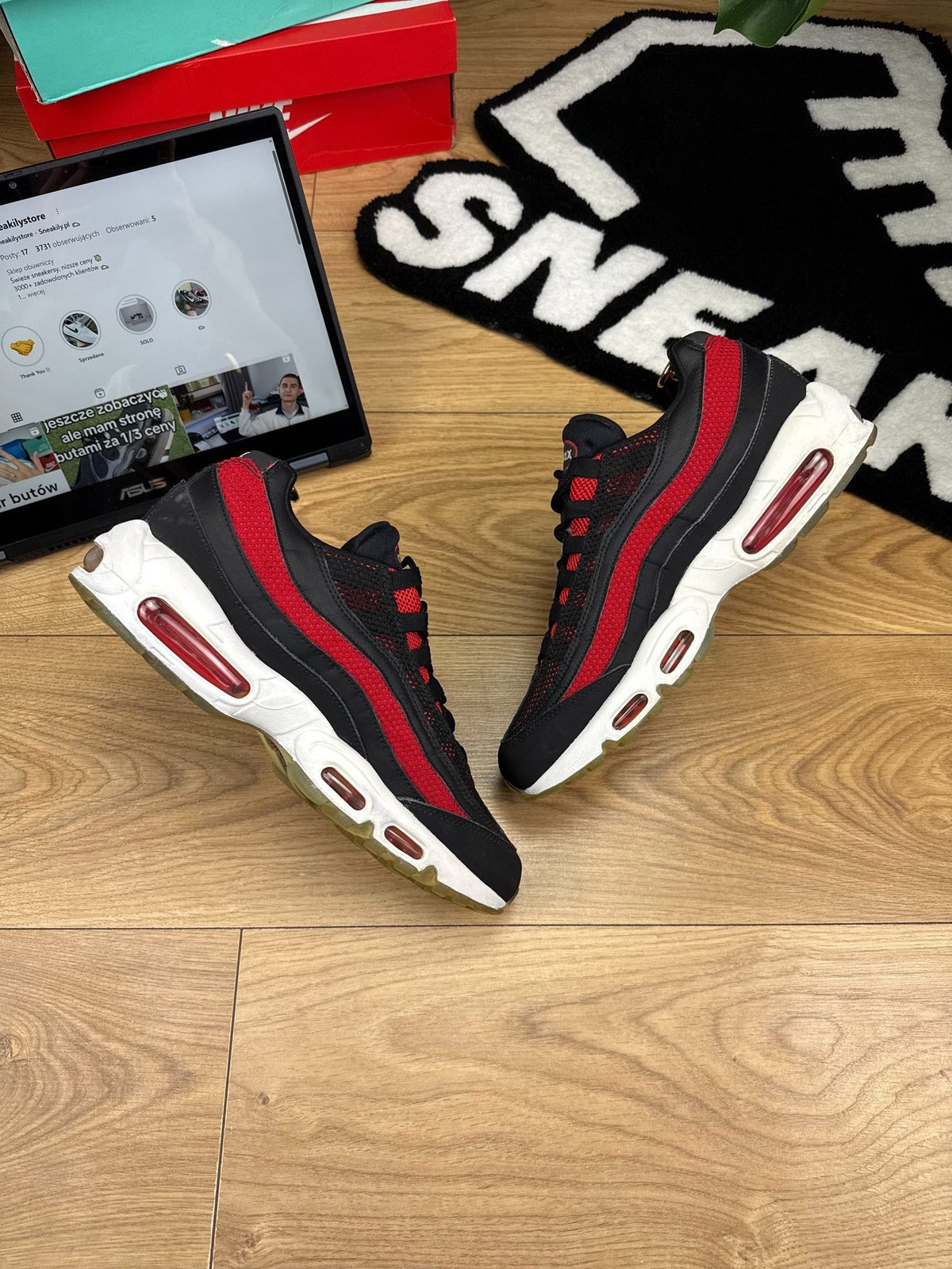 Nike Air Max 95 Essential Bred — buty sportowe męskie w bardzo dobrym stanie rozmiar 44, widok z góry na wewnętrzną stronę butów
