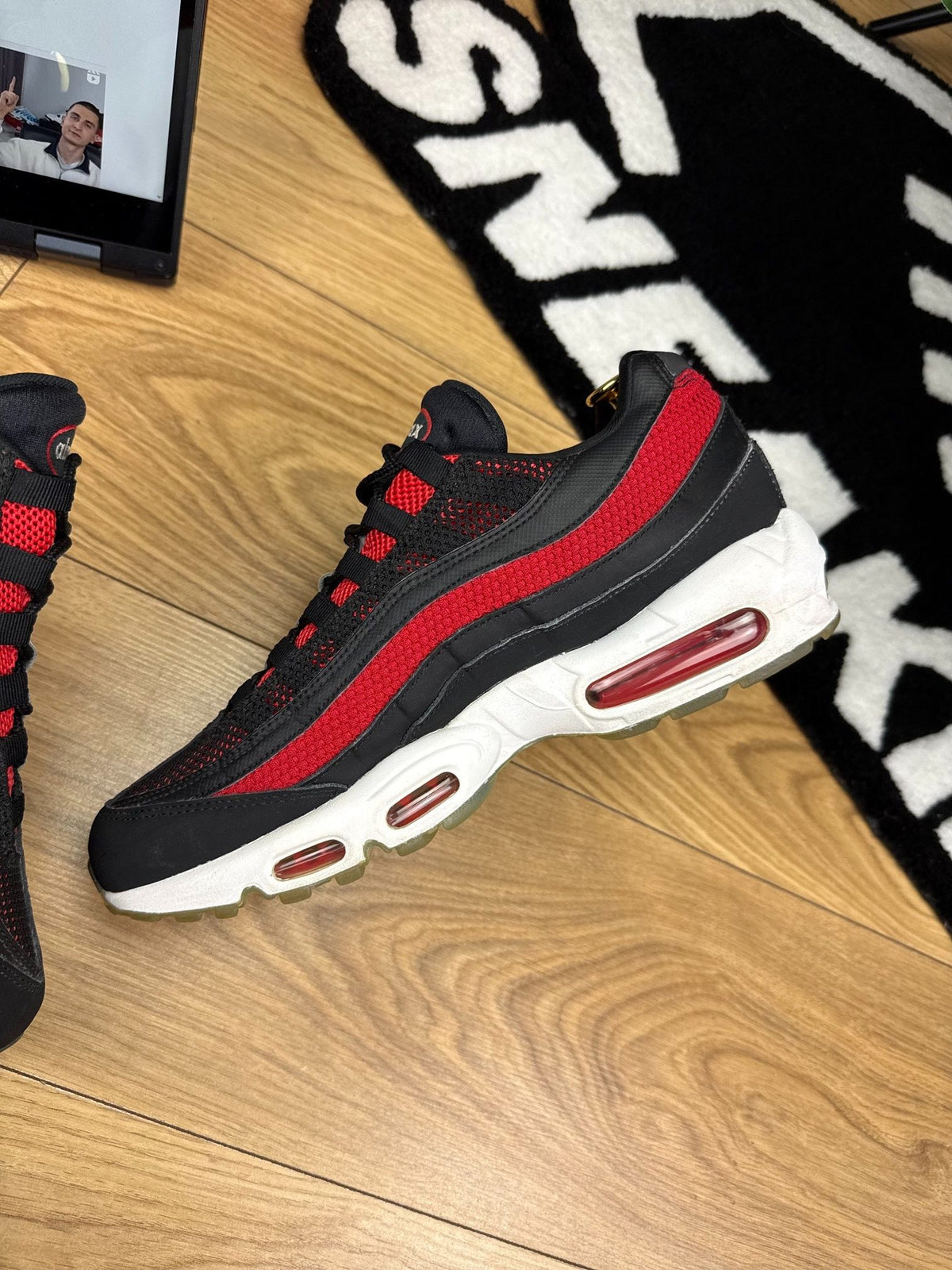 Nike Air Max 95 Essential Bred — buty sportowe męskie w bardzo dobrym stanie rozmiar 44, wewnętrzny panel prawego buta