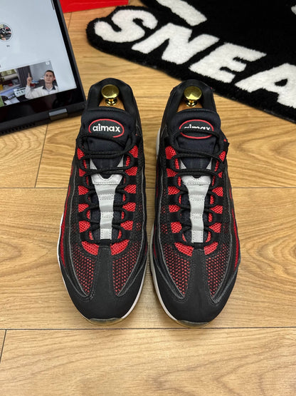 Nike Air Max 95 Essential Bred — buty sportowe męskie w bardzo dobrym stanie rozmiar 44, widok z tyłu