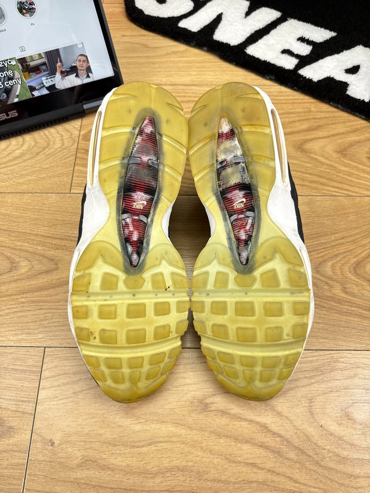 Nike Air Max 95 Essential Bred — buty sportowe męskie w bardzo dobrym stanie rozmiar 44, zapiętki butów