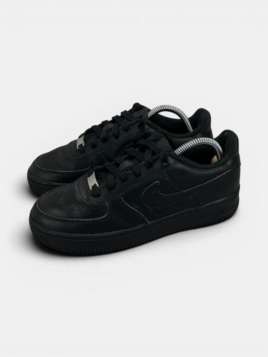 Nike Air Force 1 Low Triple Black — buty sportowe damskie w dobrym stanie rozmiar 38, widok z boku