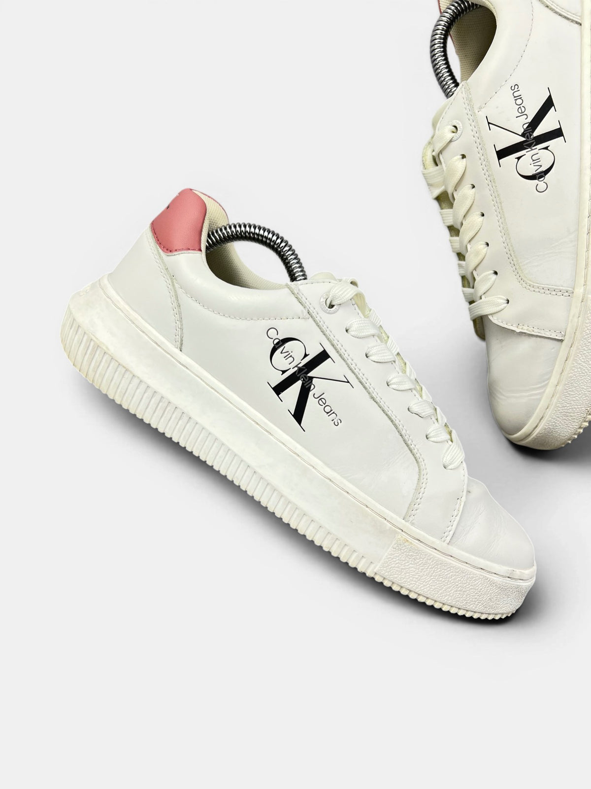 Calvin Klein Jeans Chunky Cupsole Monologo — buty sportowe damskie w bardzo dobrym stanie rozmiar 38, zewnętrzny panel prawego buta