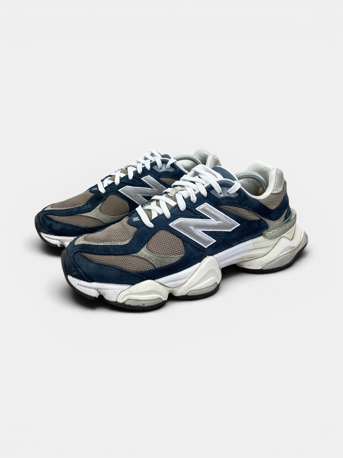 New Balance 9060 Navy Mushroom — buty sportowe męskie w bardzo dobrym stanie rozmiar 44.5, widok z boku