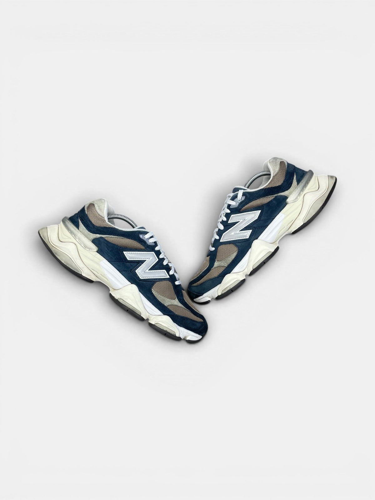 New Balance 9060 Navy Mushroom — buty sportowe męskie w bardzo dobrym stanie rozmiar 44.5, widok z góry na zewnętrzną stronę butów