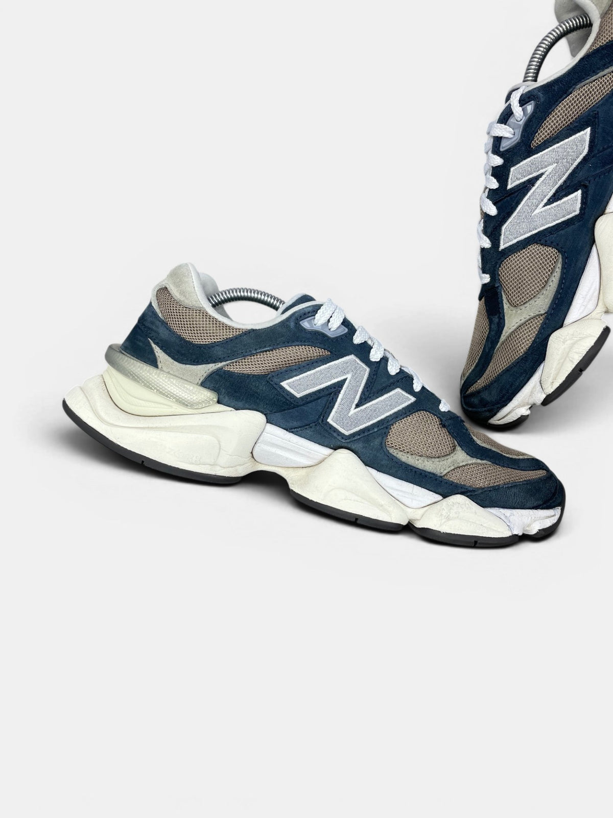 New Balance 9060 Navy Mushroom — buty sportowe męskie w bardzo dobrym stanie rozmiar 44.5, wewnętrzny panel lewego buta