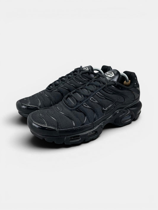 Nike Air Max Plus Triple Black — buty sportowe męskie w bardzo dobrym stanie rozmiar 43, widok z boku