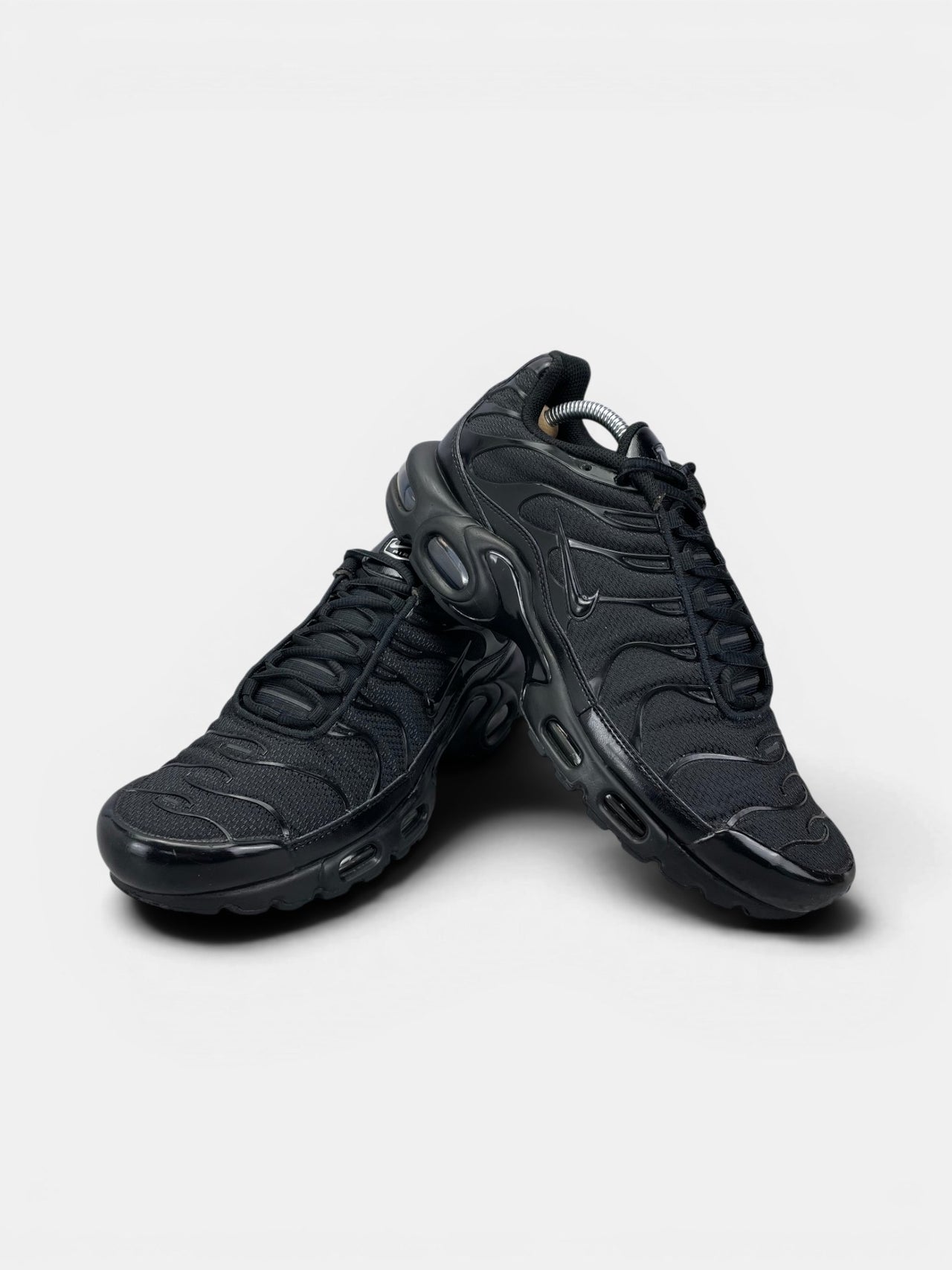 Nike Air Max Plus Triple Black — buty sportowe męskie w bardzo dobrym stanie rozmiar 43, boczny profil