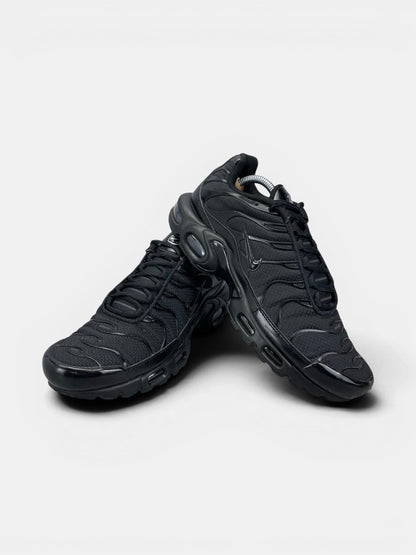 Nike Air Max Plus Triple Black — buty sportowe męskie w bardzo dobrym stanie rozmiar 43, boczny profil