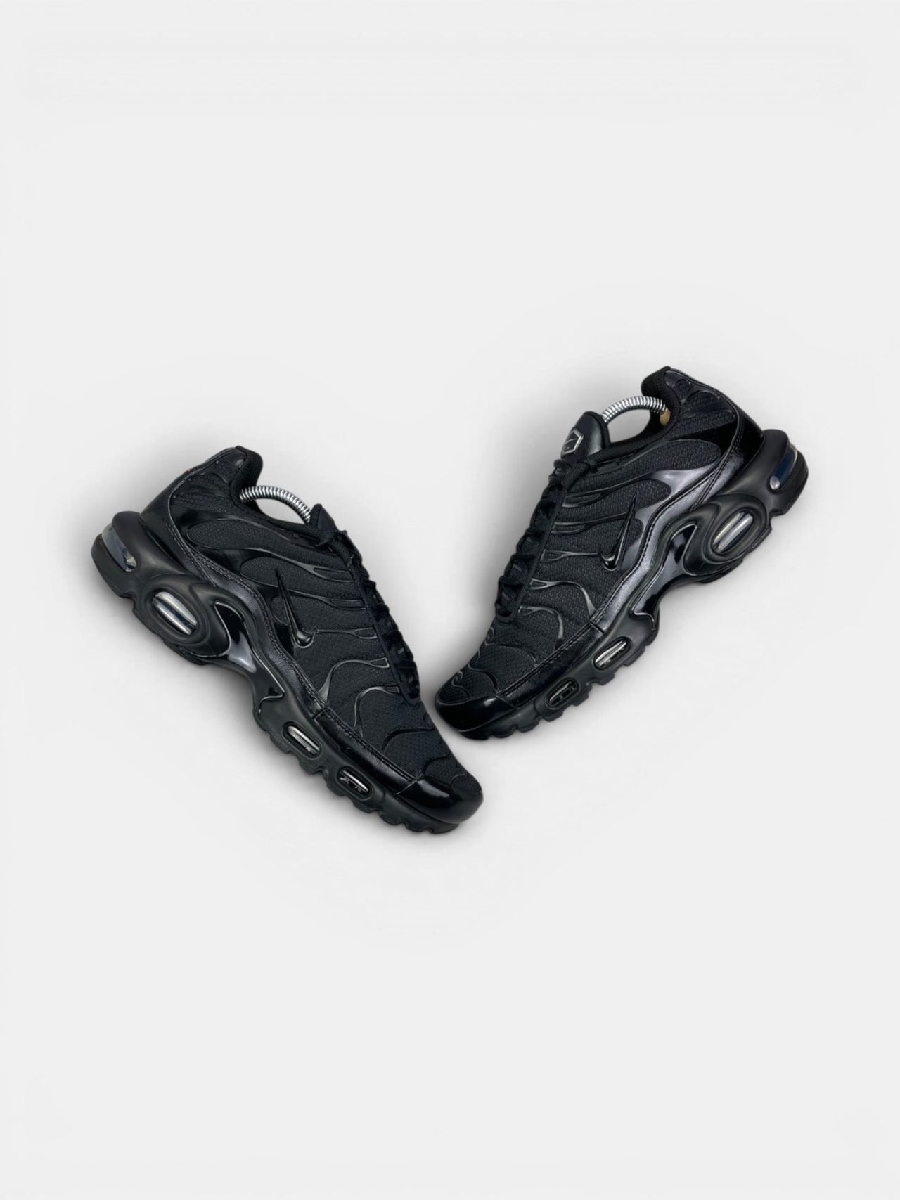Nike Air Max Plus Triple Black — buty sportowe męskie w bardzo dobrym stanie rozmiar 43, widok z góry na zewnętrzną stronę butów