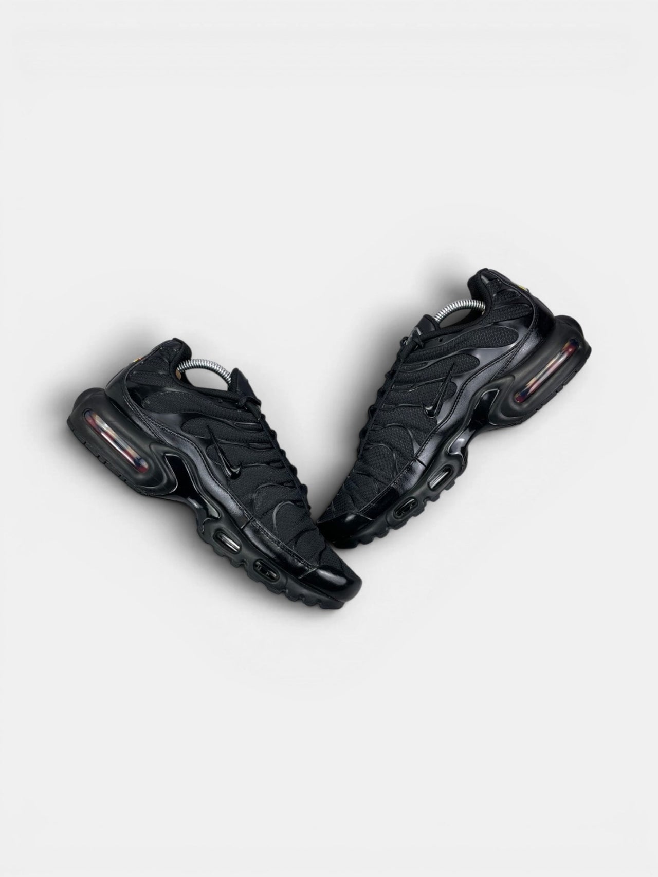 Nike Air Max Plus Triple Black — buty sportowe męskie w bardzo dobrym stanie rozmiar 43, widok z góry na wewnętrzną stronę butów