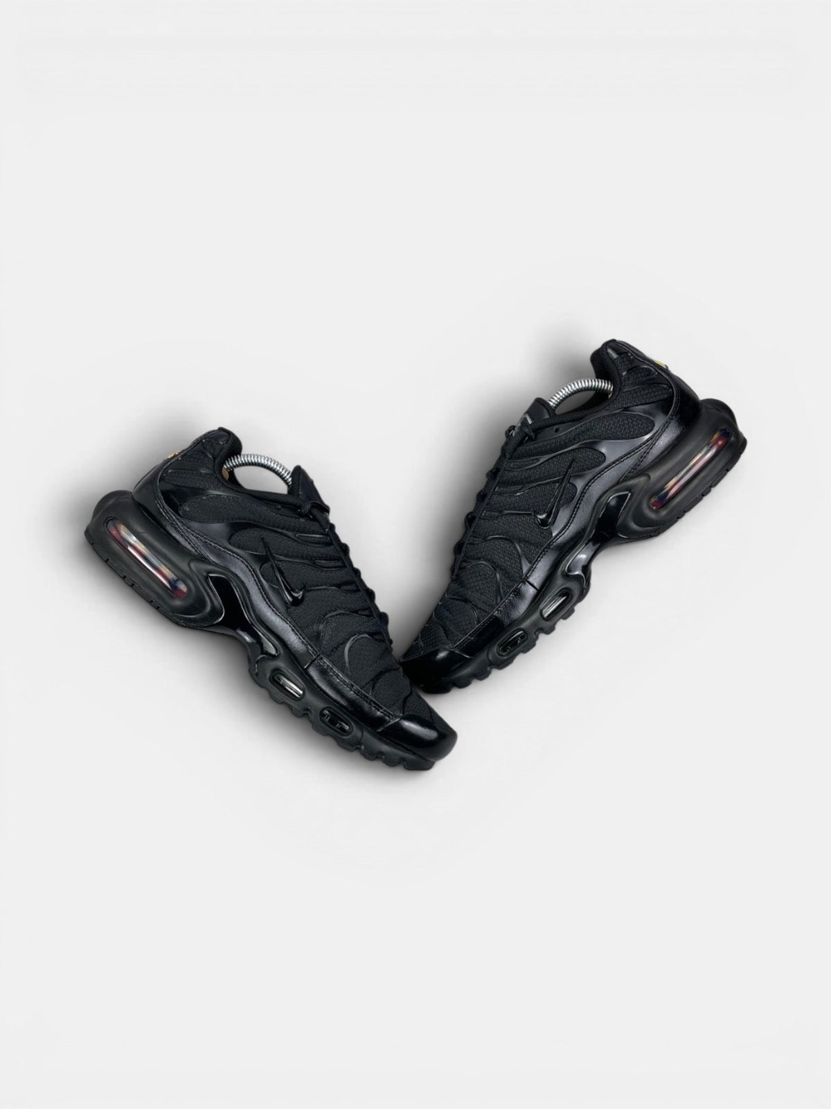 Nike Air Max Plus Triple Black — buty sportowe męskie w bardzo dobrym stanie rozmiar 43, widok z góry na wewnętrzną stronę butów