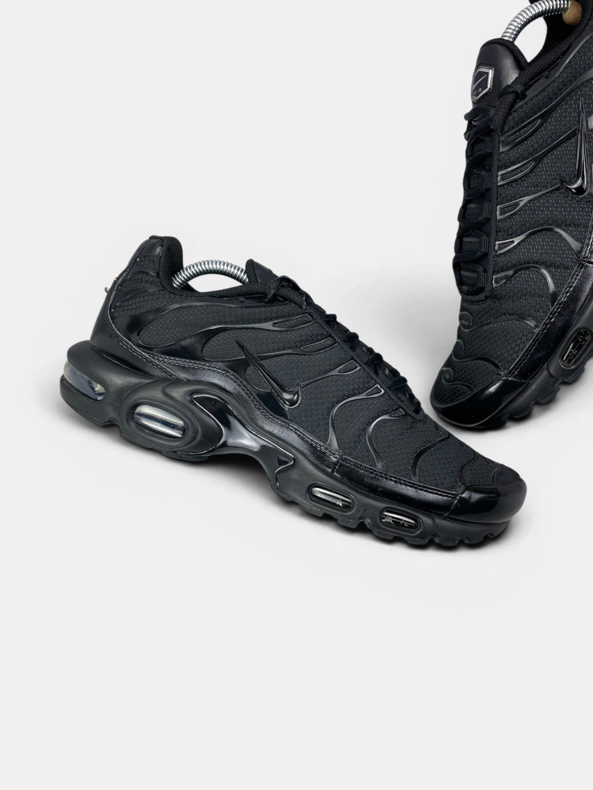 Nike Air Max Plus Triple Black — buty sportowe męskie w bardzo dobrym stanie rozmiar 43, zewnętrzny panel prawego buta