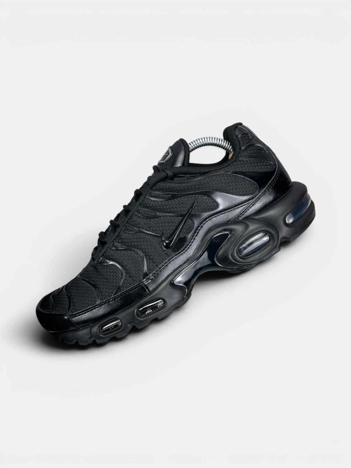 Nike Air Max Plus Triple Black — buty sportowe męskie w bardzo dobrym stanie rozmiar 43, zewnętrzny panel lewego buta