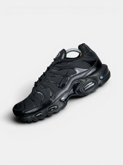 Nike Air Max Plus Triple Black — buty sportowe męskie w bardzo dobrym stanie rozmiar 43, zewnętrzny panel lewego buta