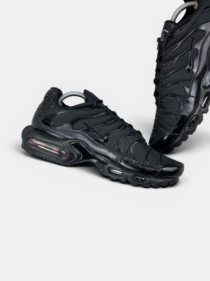 Nike Air Max Plus Triple Black — buty sportowe męskie w bardzo dobrym stanie rozmiar 43, wewnętrzny panel lewego buta