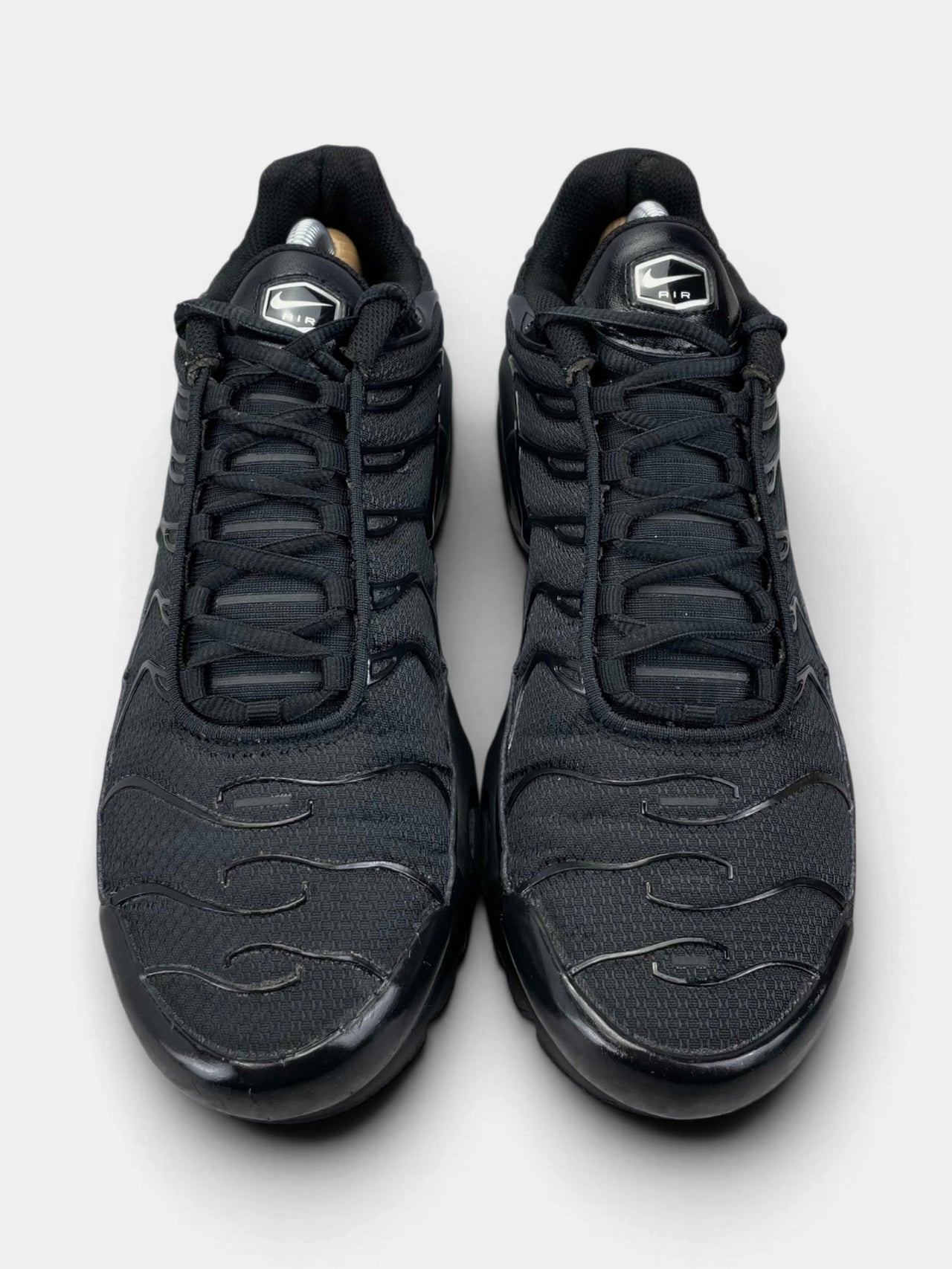 Nike Air Max Plus Triple Black — buty sportowe męskie w bardzo dobrym stanie rozmiar 43, widok z góry