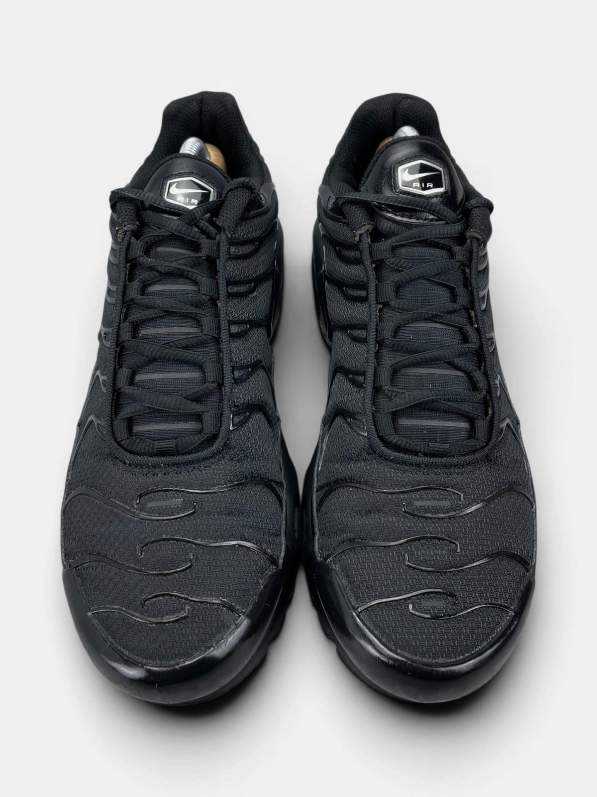 Nike Air Max Plus Triple Black — buty sportowe męskie w bardzo dobrym stanie rozmiar 43, widok z góry