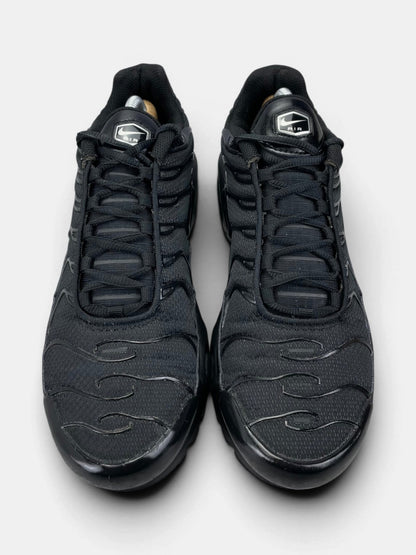 Nike Air Max Plus Triple Black — buty sportowe męskie w bardzo dobrym stanie rozmiar 43, widok z góry