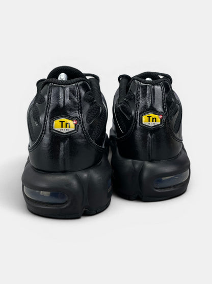 Nike Air Max Plus Triple Black — buty sportowe męskie w bardzo dobrym stanie rozmiar 43, widok z tyłu