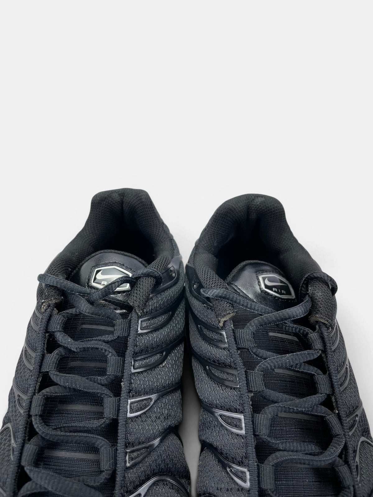 Nike Air Max Plus Triple Black — buty sportowe męskie w bardzo dobrym stanie rozmiar 43, zapiętki butów