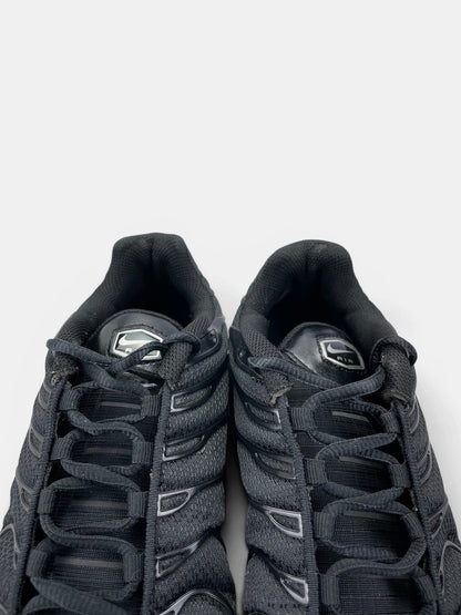 Nike Air Max Plus Triple Black — buty sportowe męskie w bardzo dobrym stanie rozmiar 43, zapiętki butów