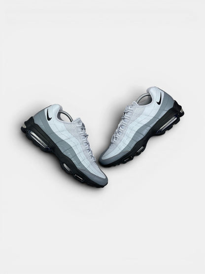 Nike Air Max 95 Ultra — buty sportowe męskie w bardzo dobrym stanie rozmiar 42.5, widok z góry na zewnętrzną stronę butów
