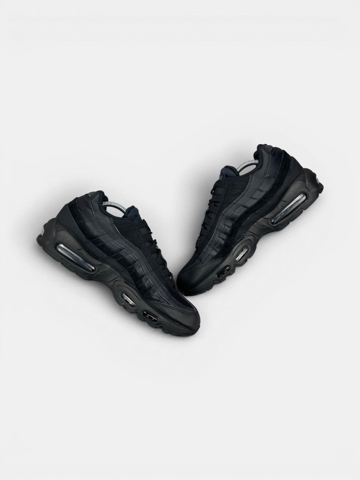 Nike Air Max 95 Essential Triple Black — buty sportowe męskie w bardzo dobrym stanie rozmiar 44, zewnętrzny panel prawego buta