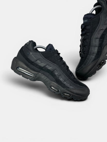 Nike Air Max 95 Essential Triple Black — buty sportowe męskie w bardzo dobrym stanie rozmiar 44, zewnętrzny panel lewego buta