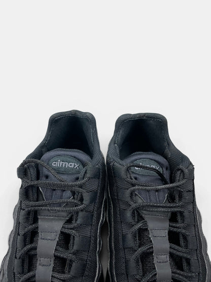 Nike Air Max 95 Essential Triple Black — buty sportowe męskie w bardzo dobrym stanie rozmiar 44, zapiętki butów