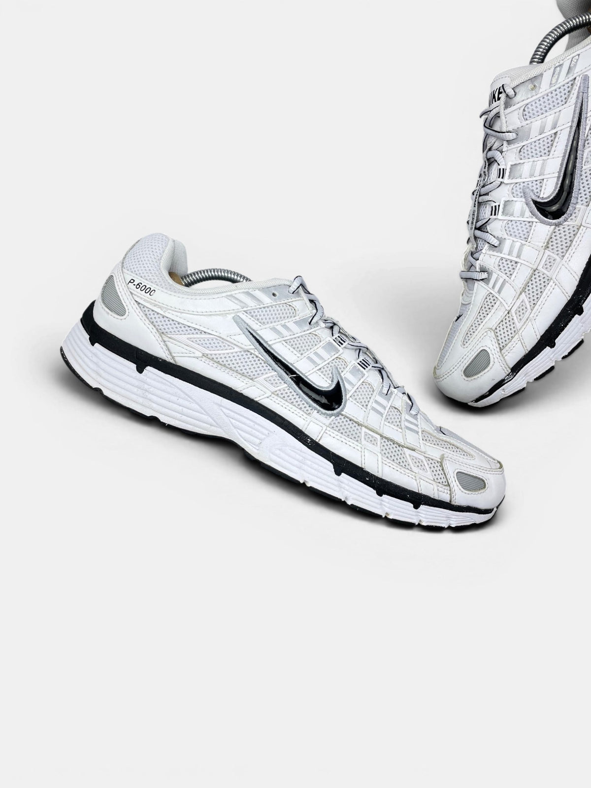 Nike P-6000 P-6000 Metallic Silver — buty sportowe męskie w bardzo dobrym stanie rozmiar 45, zewnętrzny panel lewego buta