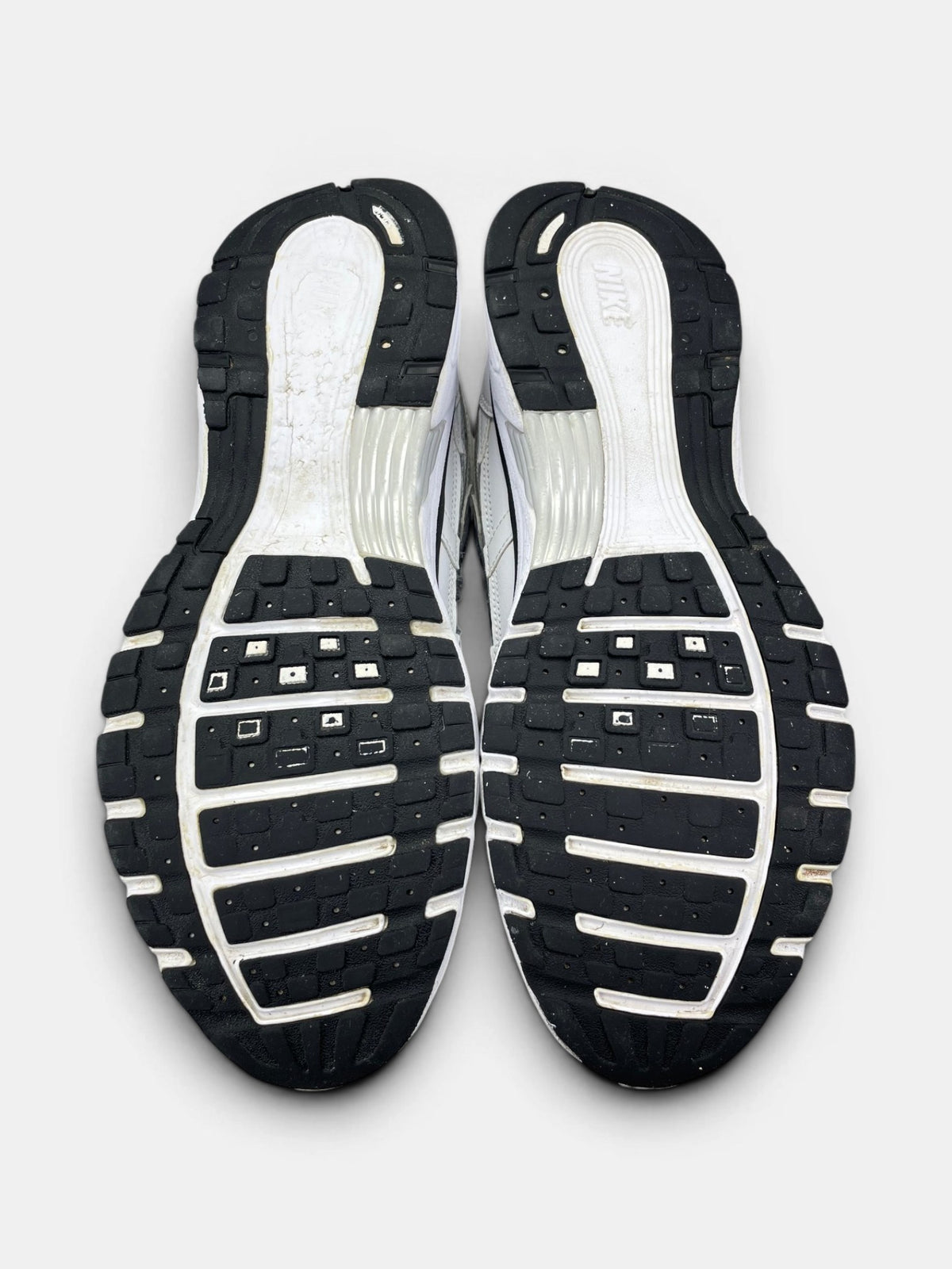 Nike P-6000 P-6000 Metallic Silver — buty sportowe męskie w bardzo dobrym stanie rozmiar 45, podeszwa