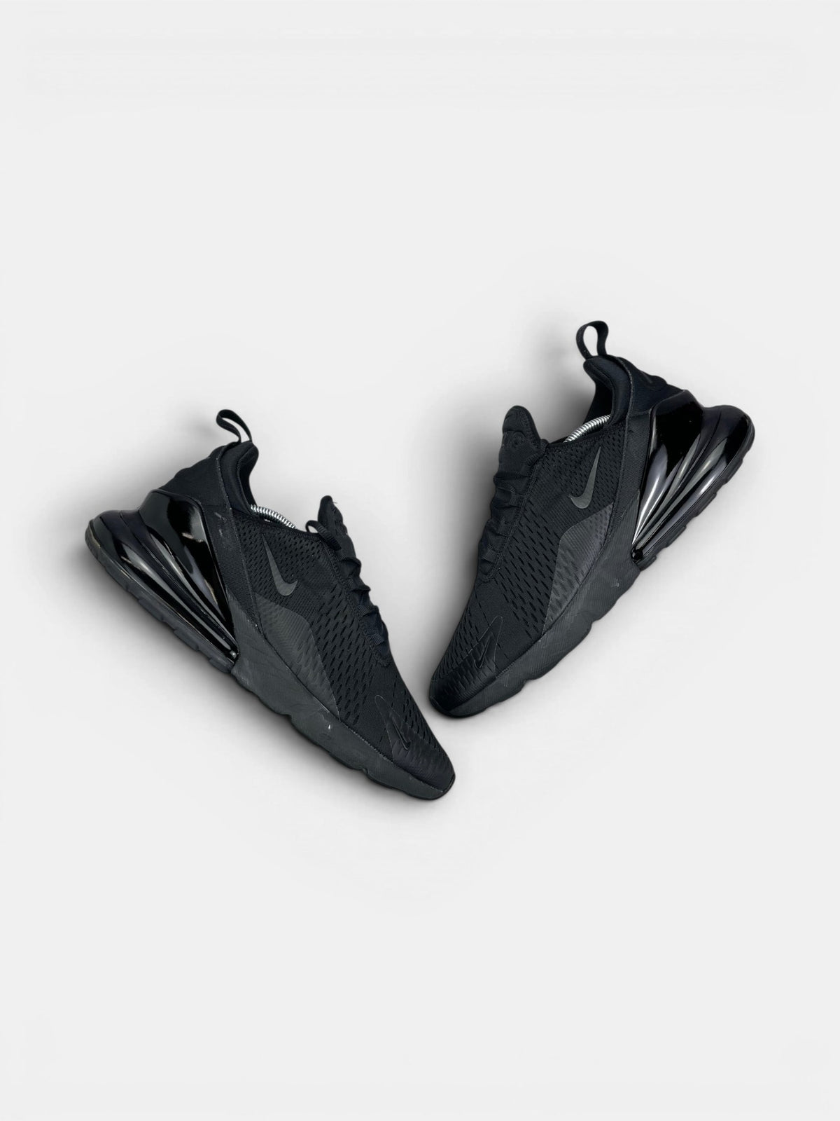 Nike Air Max 270 Triple Black — buty sportowe męskie w bardzo dobrym stanie rozmiar 46, widok z góry na zewnętrzną stronę butów