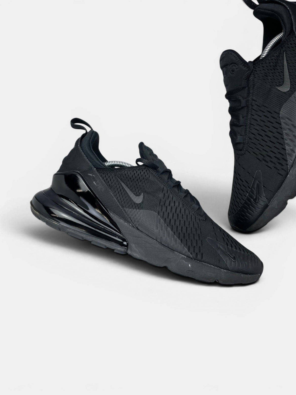 Nike Air Max 270 Triple Black — buty sportowe męskie w bardzo dobrym stanie rozmiar 46, zewnętrzny panel lewego buta